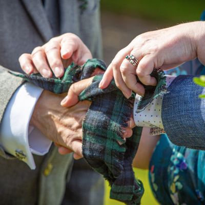 Traditional Scottish handfasting ritual at a #destinationwedding